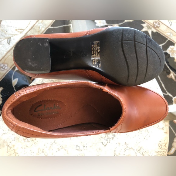 Clarks Bendables, Women’s 9.5, Leather Bootie Shoes, 2.75” Heel, GUC - Picture 11 of 11